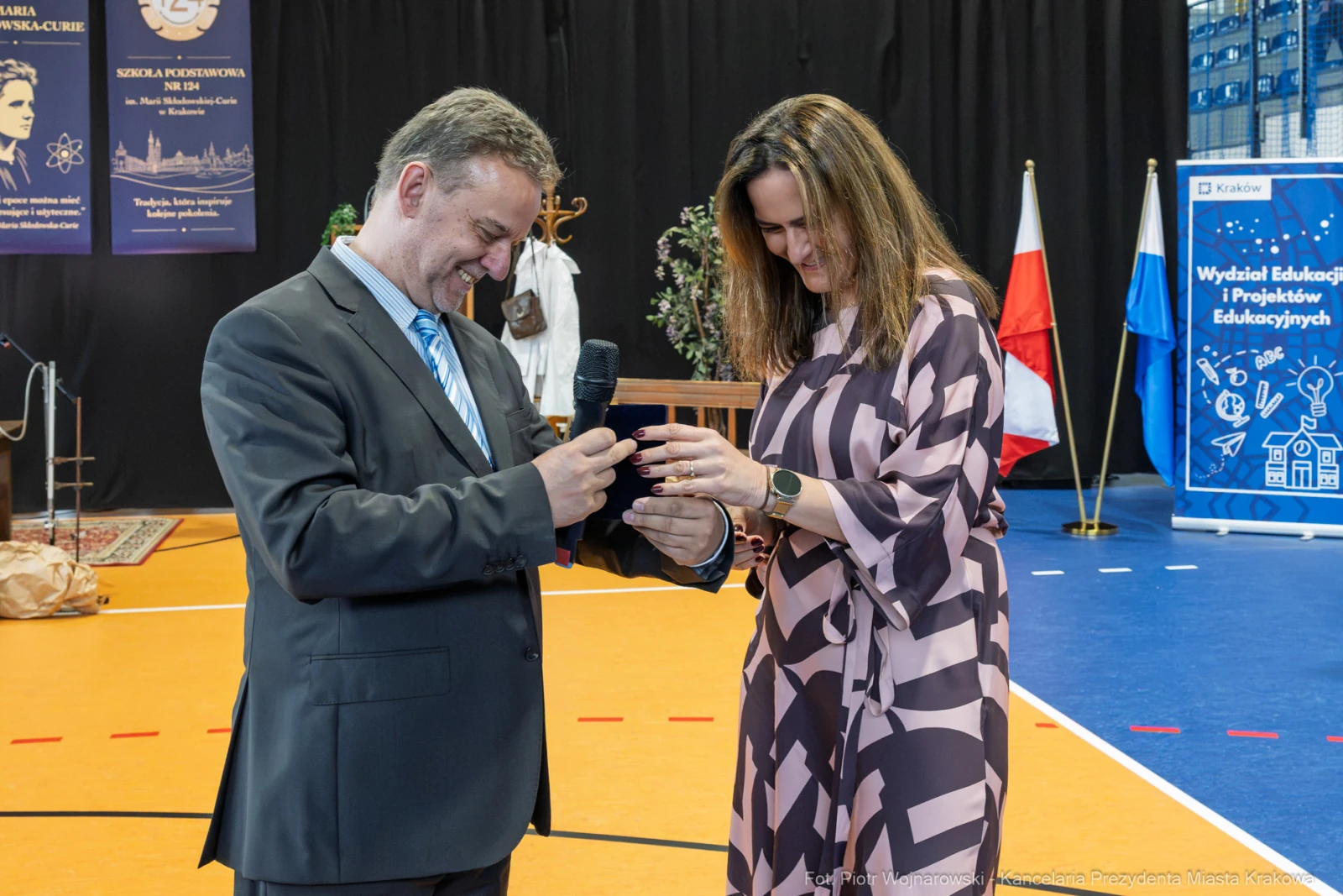 Wręczenie nagrody podczas uroczystości szkolnej.  Autor: Piotr Wojnarowski