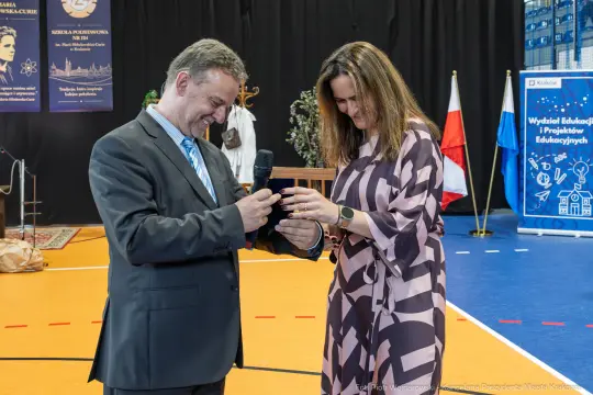 Wręczenie nagrody podczas uroczystości szkolnej.