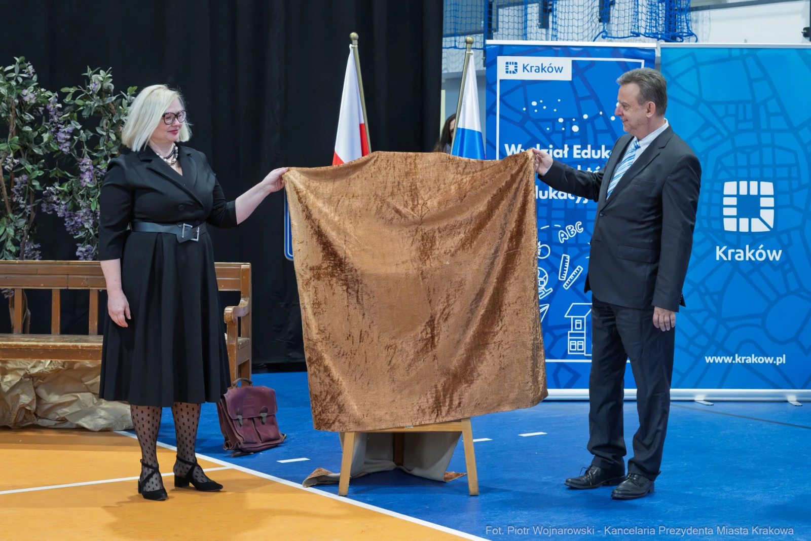 Ujawnienie tablicy pamiątkowej w Krakowie przez dwie osoby.  Autor: Piotr Wojnarowski