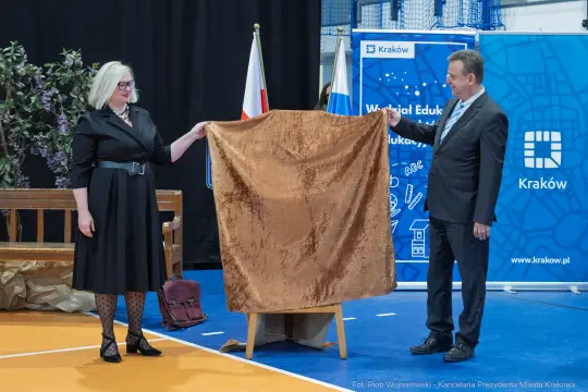 Ujawnienie tablicy pamiątkowej w Krakowie przez dwie osoby.