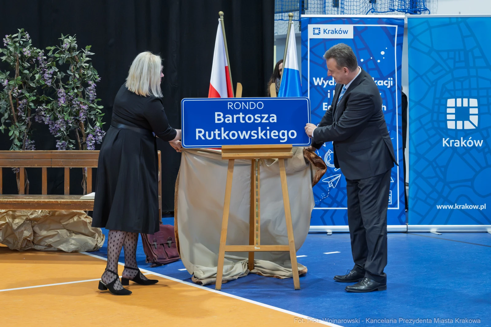 Ujawnienie tablicy z nazwą ronda Bartosza Rutkowskiego.  Autor: Piotr Wojnarowski