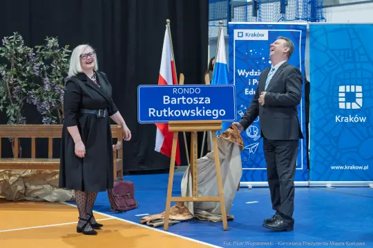 Odsłonięcie tablicy z nazwą ronda Bartosza Rutkowskiego.