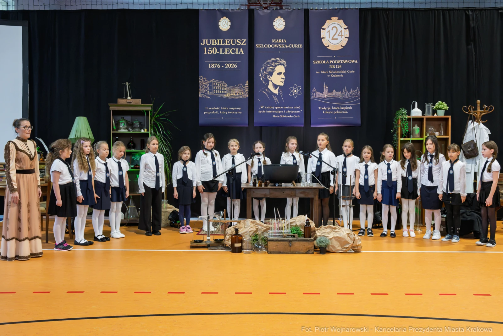 Uczennice w strojach szkolnych podczas występu z okazji jubileuszu.  Autor: Piotr Wojnarowski