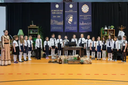 Uczennice w strojach szkolnych podczas występu z okazji jubileuszu.