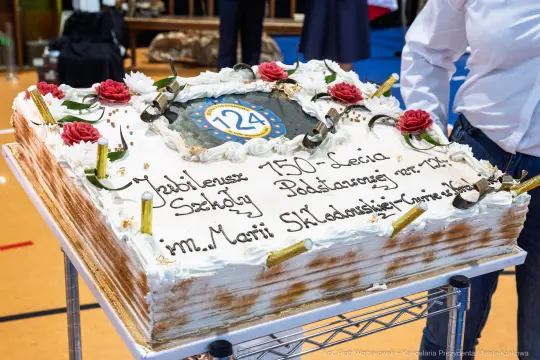 Tort z okazji 750-lecia Szkoły Podstawowej nr 72 z dekoracjami i napisem.