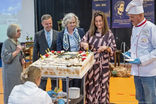 Uroczystość z okazji 125-lecia szkoły, krojenie tortu przez dyrekcję i gości.