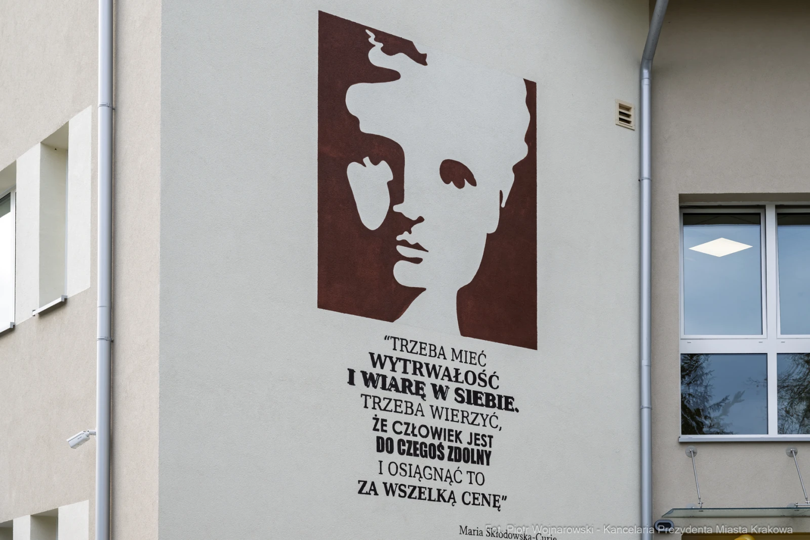 Portret z cytatem o wytrwałości i wierze w siebie na ścianie budynku.  Autor: Piotr Wojnarowski