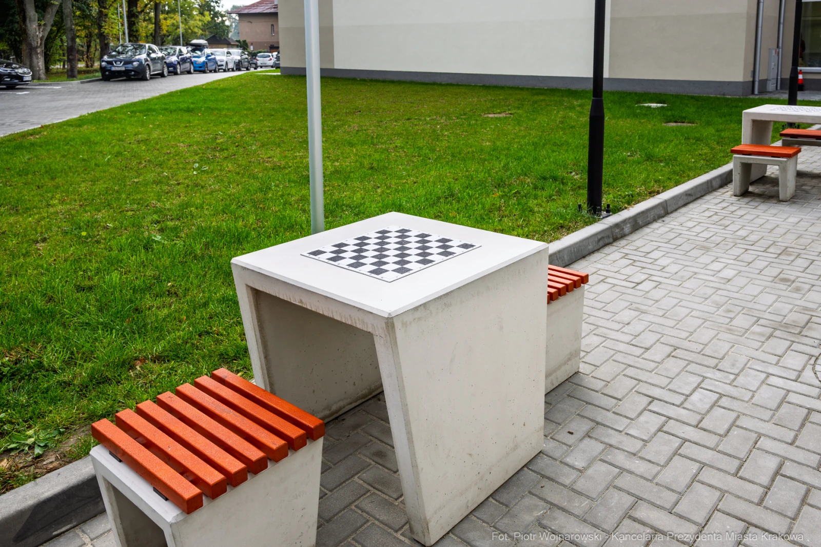 Stół do gry w szachy z betonowymi ławkami w parku.  Autor: Piotr Wojnarowski