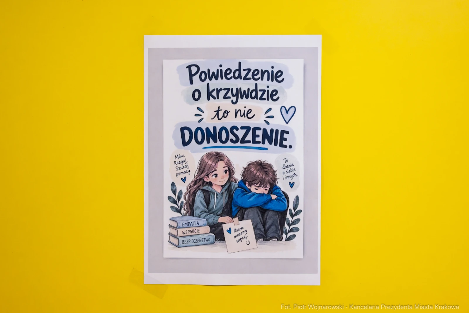 Powiedzenie o krzywdzie to nie donoszenie, ilustracja dzieci z książkami.  Autor: Piotr Wojnarowski