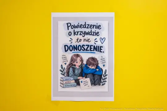 Powiedzenie o krzywdzie to nie donoszenie, ilustracja dzieci z książkami.