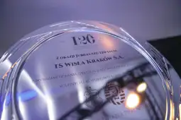 Pamiątkowa szklana statuetka z okazji 120-lecia TS Wisła Kraków S.A.