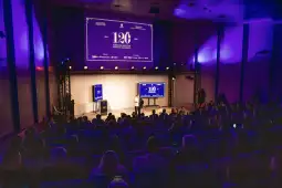 Prezentacja z okazji 120-lecia w sali konferencyjnej z widownią.