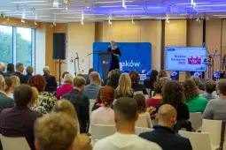 Konferencja w Krakowie dotycząca dostępności i barier w 2025 roku.