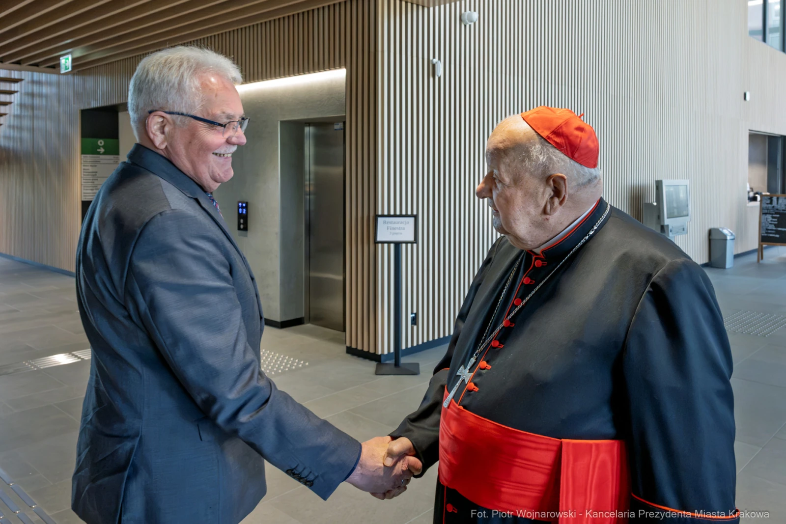 Spotkanie dwóch mężczyzn w formalnych strojach, uściski dłoni.  Autor: Piotr Wojnarowski