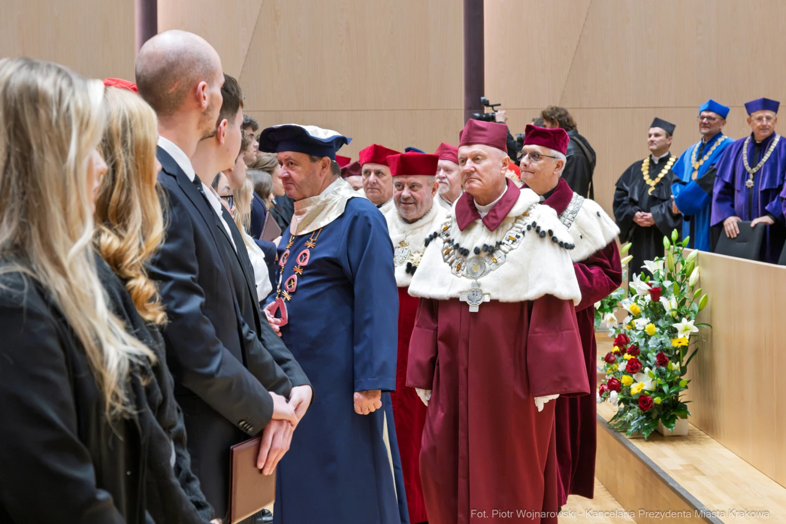 Uroczystość akademicka z udziałem dostojników w togach i gości w eleganckich strojach.  Autor: Piotr Wojnarowski