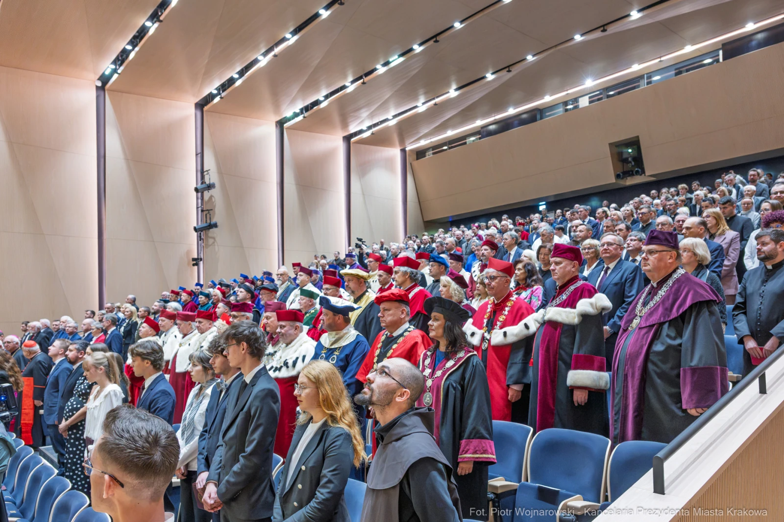 Uczestnicy ceremonii w strojach akademickich w sali wykładowej.  Autor: Piotr Wojnarowski