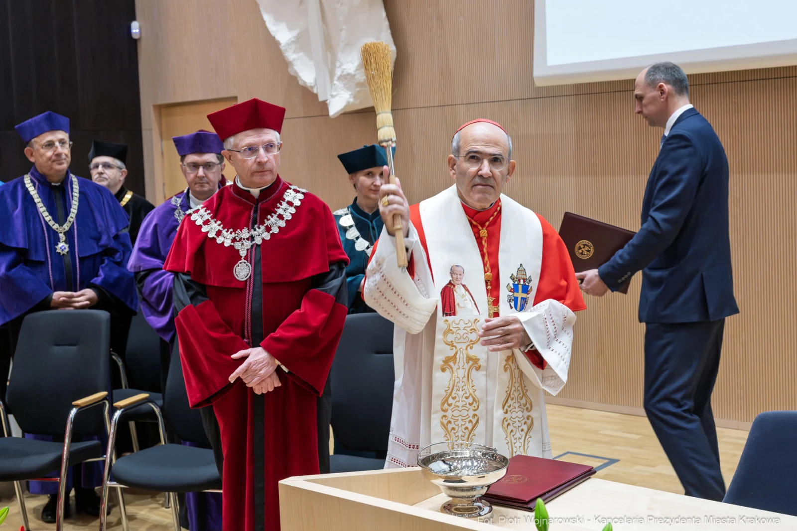 877_009_fot. Piotr Wojnarowski.jpg - Inauguracja roku akademickiego, Uniwersytet Papieski Jana Pawła II Kraków, immatrykulacja studentów, kardynał José Tolentino de Mendonça, Rektor ks. prof. Robert Tyrała, Sanktuarium św. Jana Pawła II, szkolnictwo wyższe Kraków, zdjęcia z inauguracji  Autor: Piotr Wojnarowski