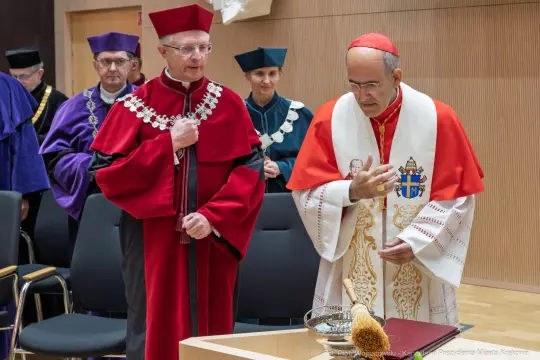Ceremonia akademicka z udziałem dostojników w tradycyjnych strojach.