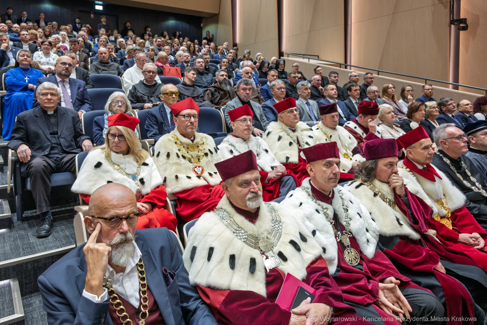 Uczestnicy uroczystości w tradycyjnych strojach akademickich.  Autor: Piotr Wojnarowski