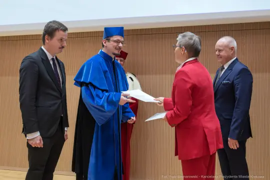 Uroczystość wręczenia dyplomów z udziałem przedstawicieli uczelni i władz miasta.