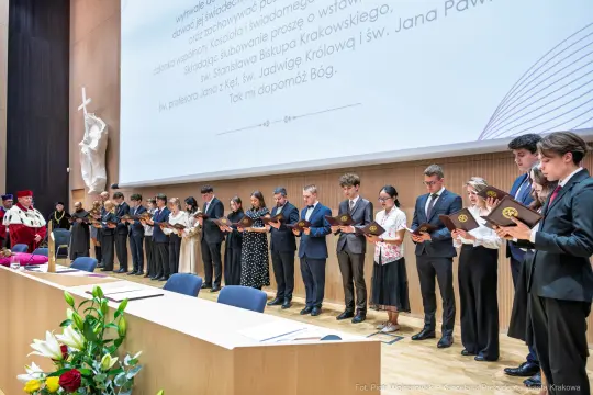 Uroczystość wręczenia dyplomów absolwentom z udziałem wykładowców i gości.