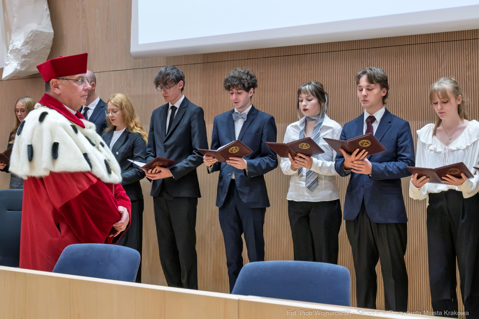 Ceremonia wręczenia dyplomów z udziałem studentów i wykładowców.  Autor: Piotr Wojnarowski