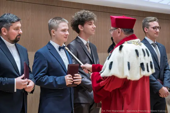 Uroczystość wręczenia nagród, młodzi laureaci w eleganckich strojach.