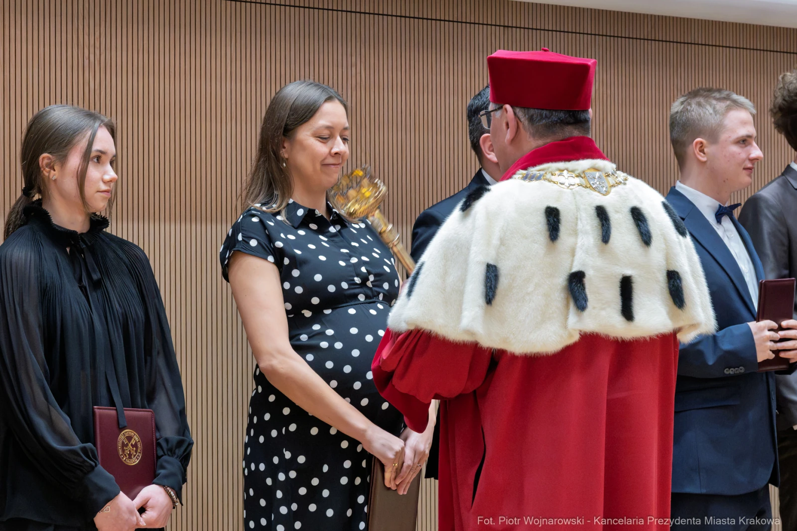 Ceremonia wręczenia nagród z udziałem osób w formalnych strojach.  Autor: Piotr Wojnarowski