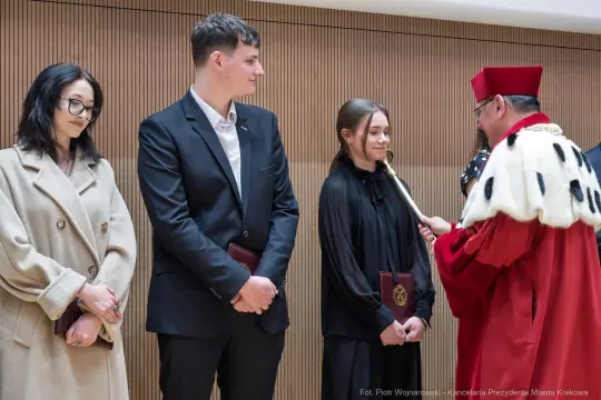 Uroczystość wręczenia nagród przez przedstawiciela miasta Krakowa.
