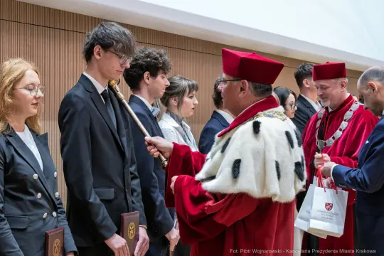 Ceremonia wręczenia dyplomów z udziałem władz uczelni i studentów.
