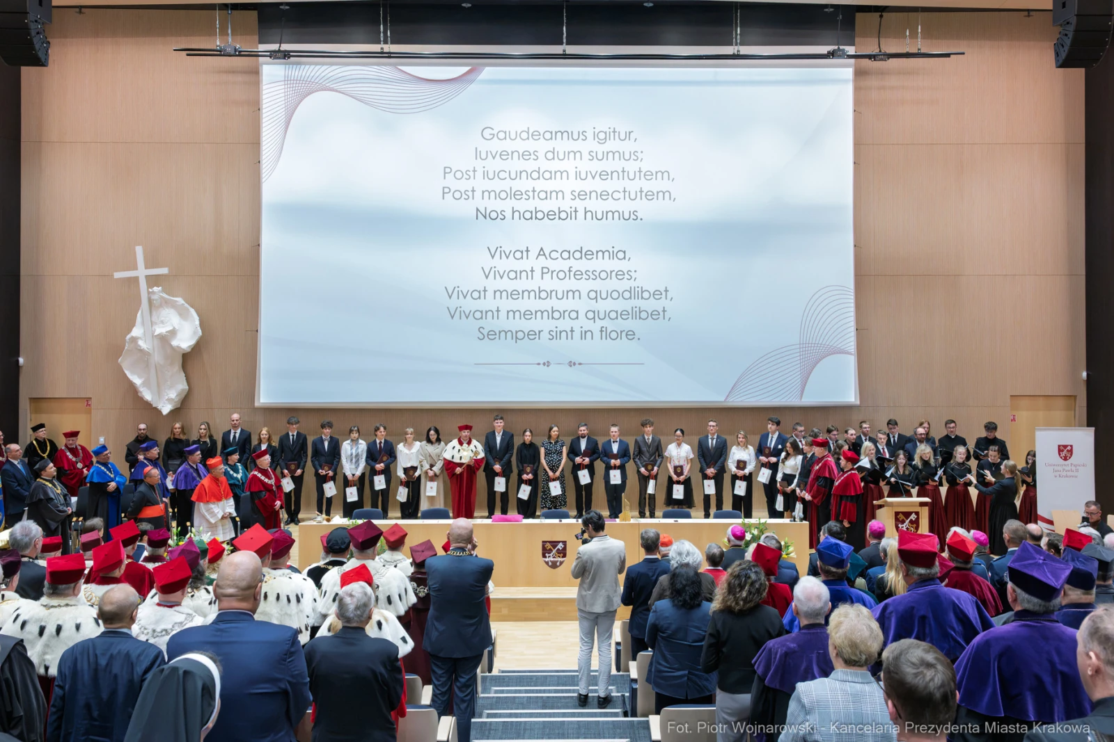 Uroczystość akademicka z przemówieniami i wystąpieniami gości.  Autor: Piotr Wojnarowski