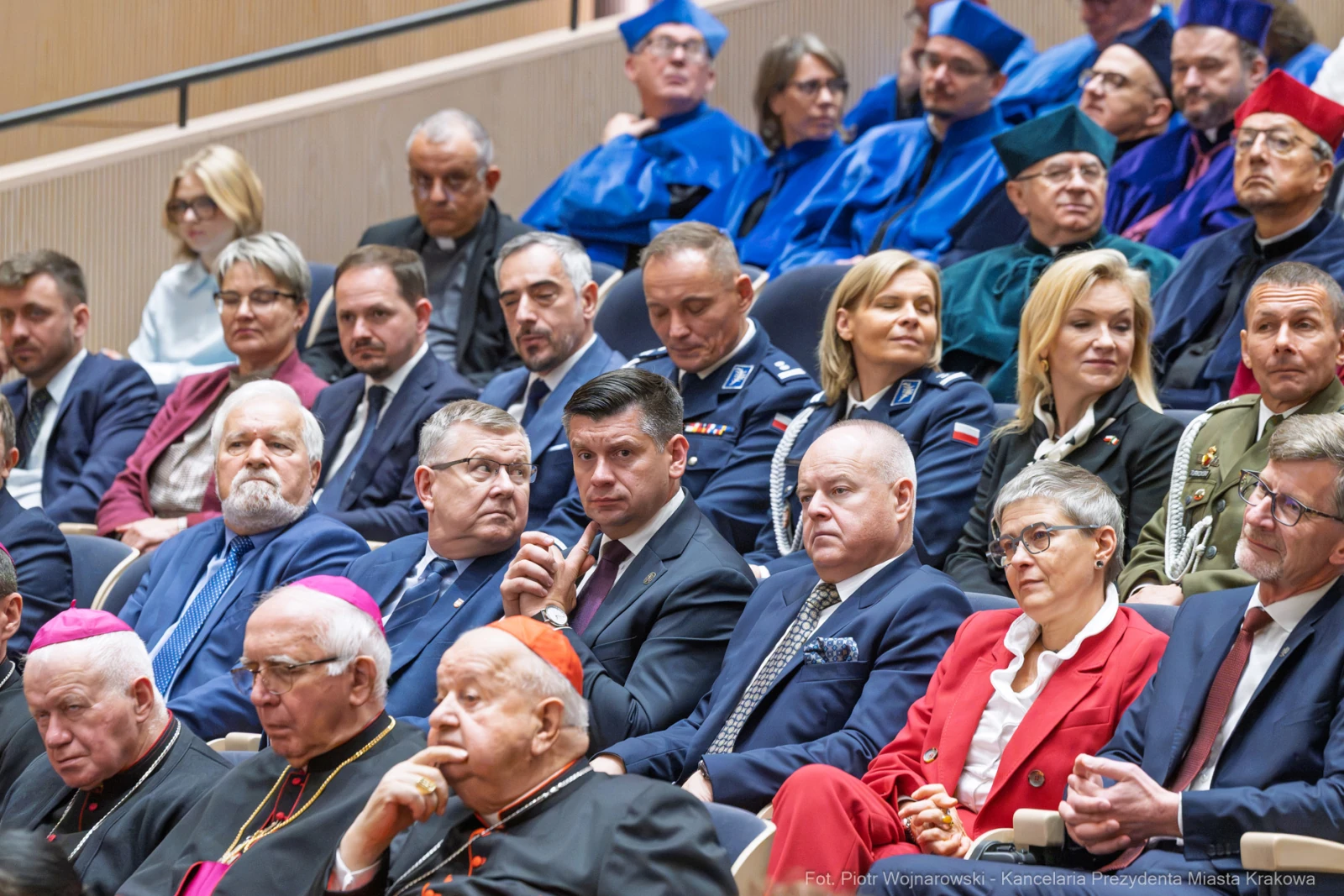 Uczestnicy wydarzenia siedzący w sali, wśród nich duchowni i przedstawiciele różnych instytucji.  Autor: Piotr Wojnarowski