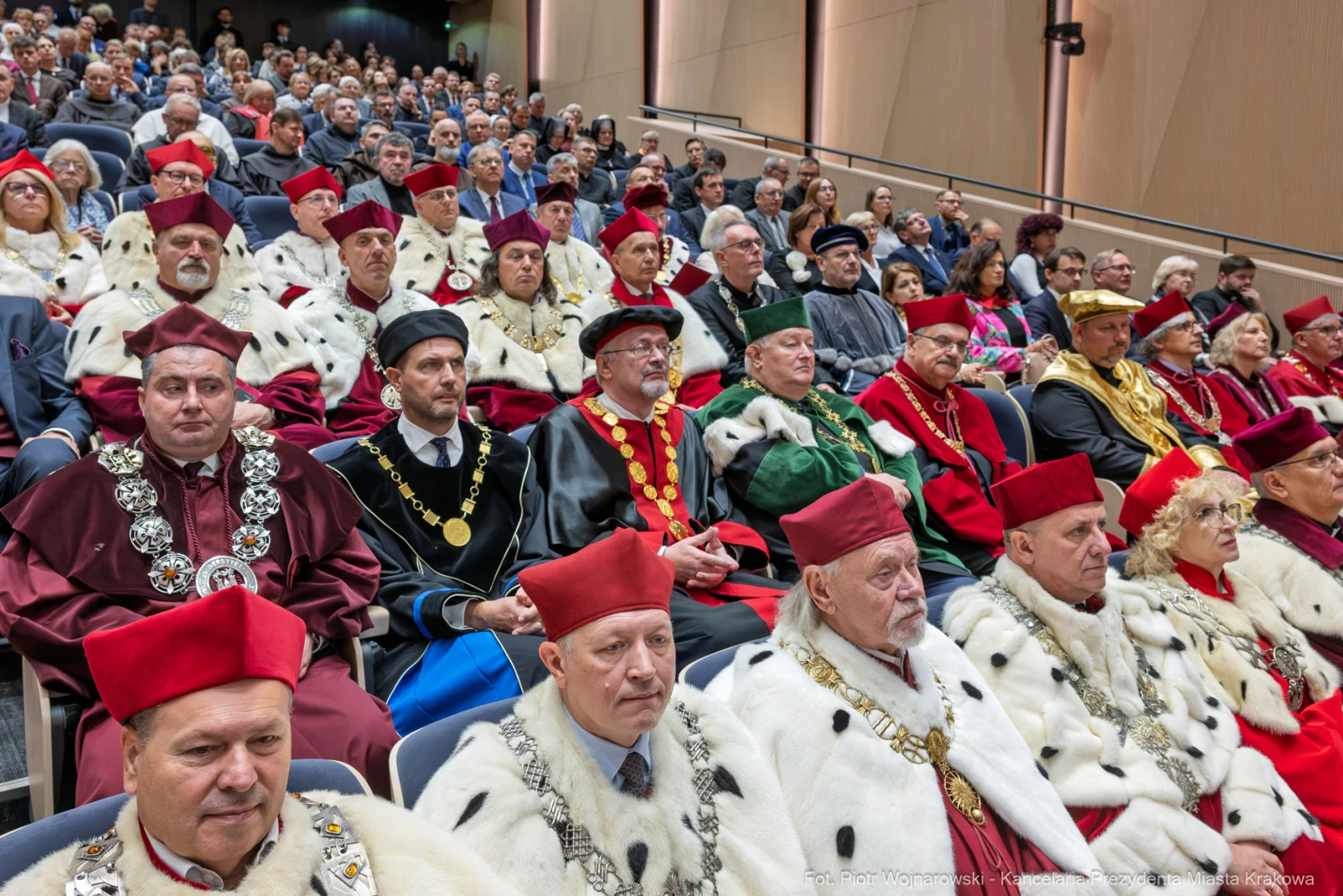 Uroczystość akademicka z uczestnikami w tradycyjnych strojach i czapkach.  Autor: Piotr Wojnarowski