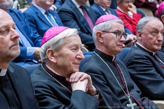 Grupa biskupów w trakcie wydarzenia, z poważnymi wyrazami twarzy.