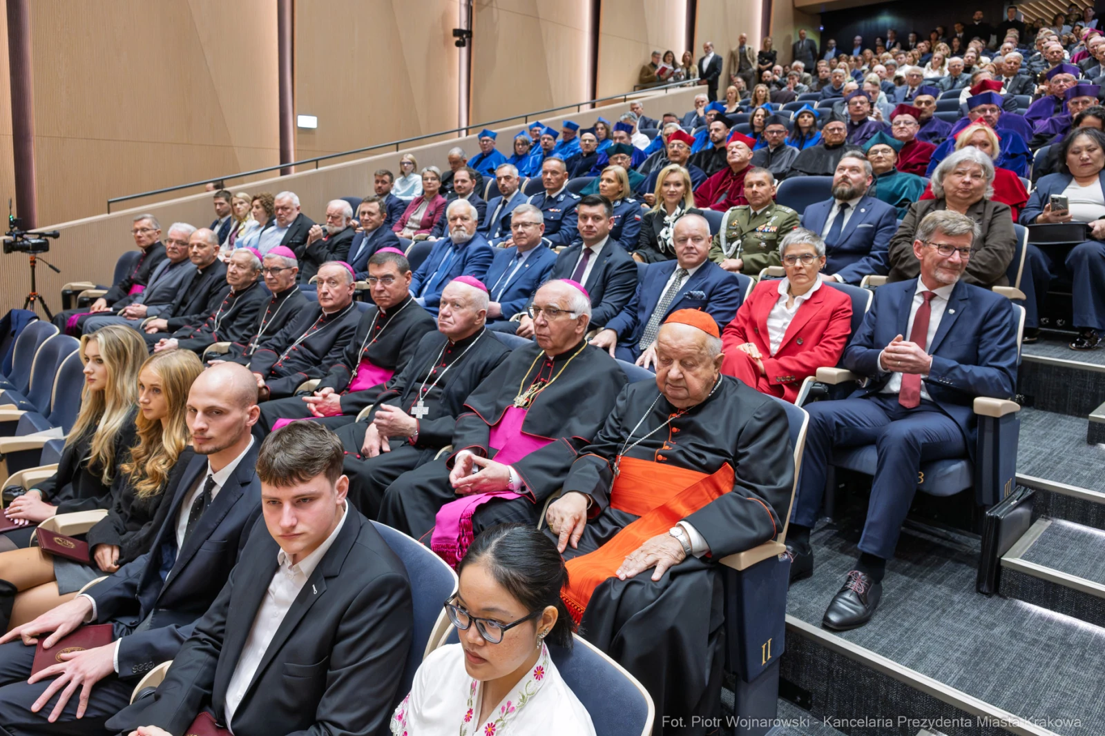 Zgromadzenie duchownych i świeckich w sali konferencyjnej.  Autor: Piotr Wojnarowski