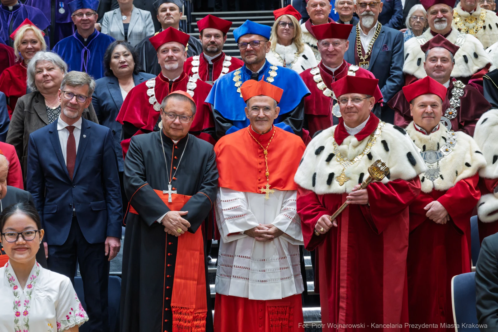 Grupa osób w strojach akademickich i duchownych, w tym kardynałowie i przedstawiciele uczelni.  Autor: Piotr Wojnarowski