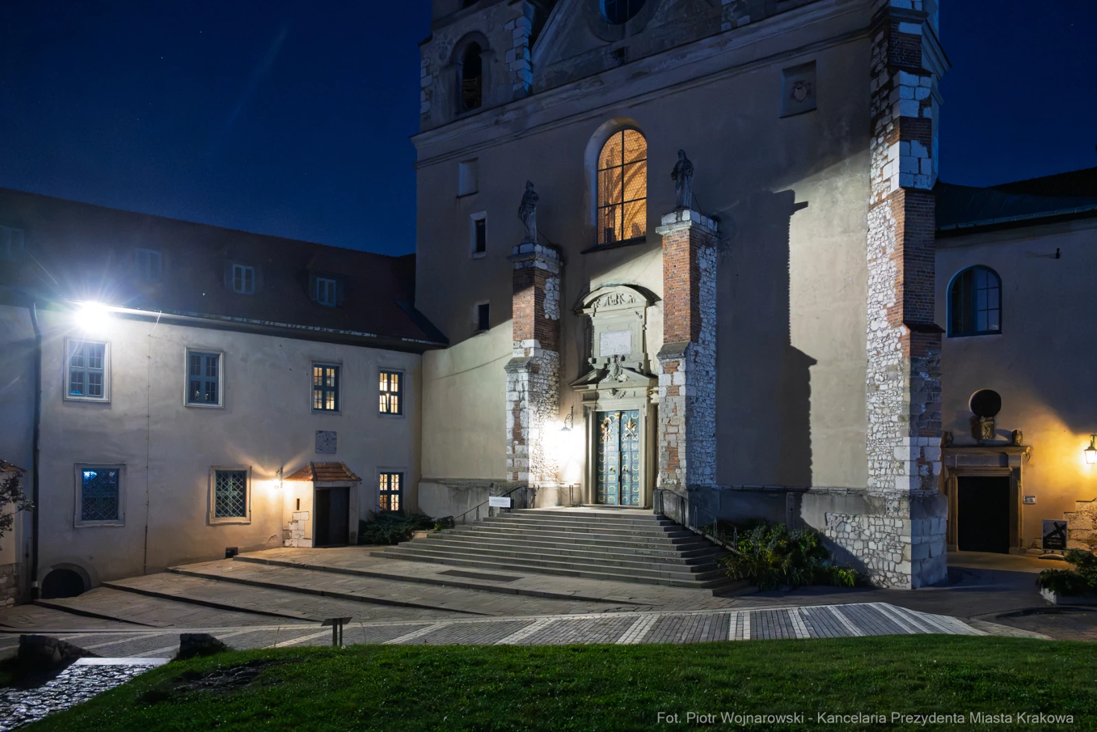 Krakowski budynek z oświetloną fasadą i schodami w nocnej scenerii.  Autor: Piotr Wojnarowski