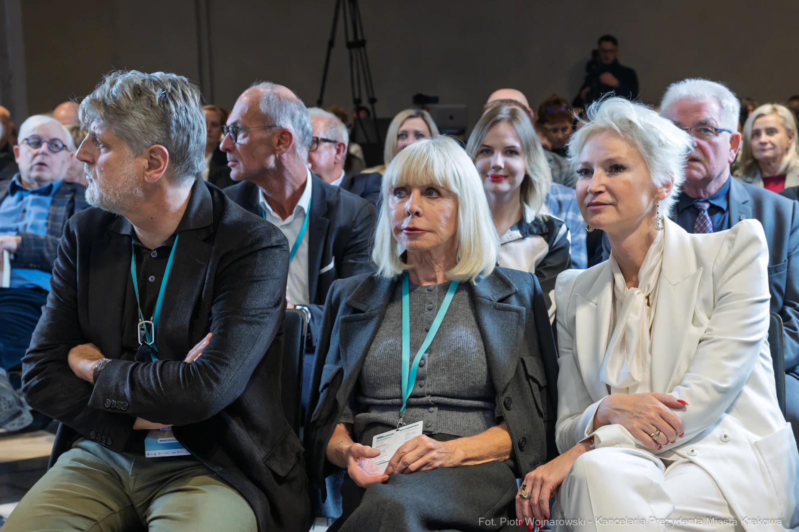 Grupa osób siedzących na konferencji, zróżnicowane reakcje i styl ubioru.  Autor: Piotr Wojnarowski