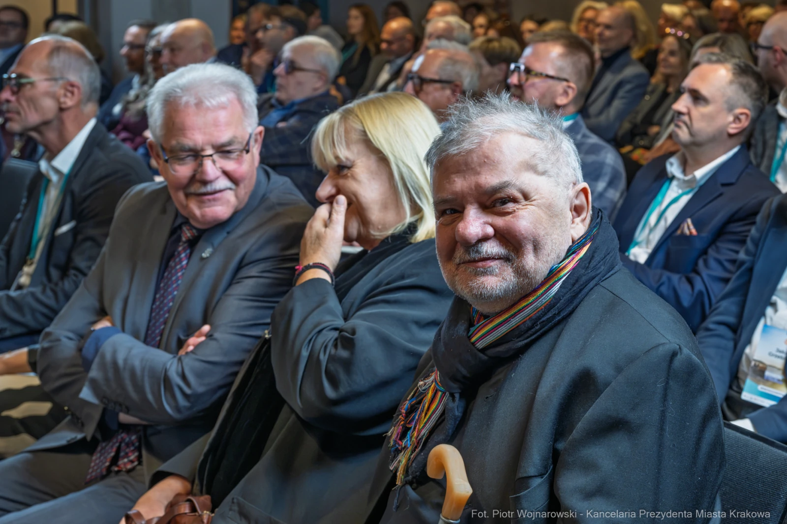 Grupa osób siedzących na konferencji, uśmiechnięte twarze, różnorodne reakcje.  Autor: Piotr Wojnarowski