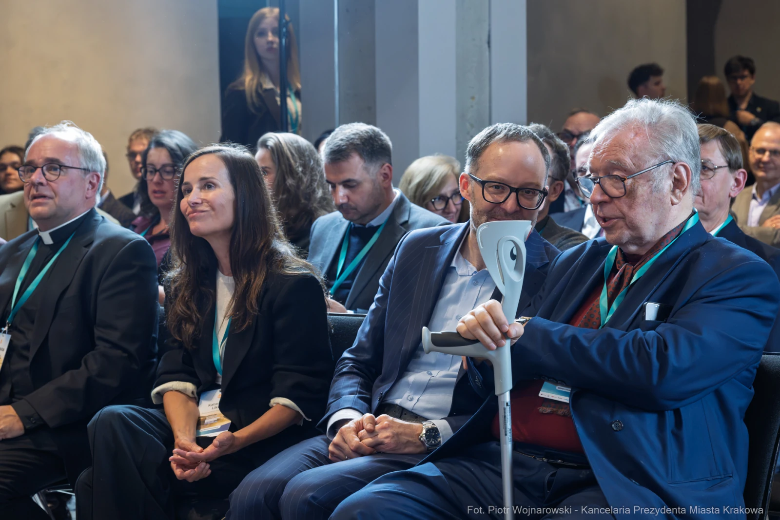 Grupa osób siedzących na konferencji, wśród nich mężczyzna z laską.  Autor: Piotr Wojnarowski