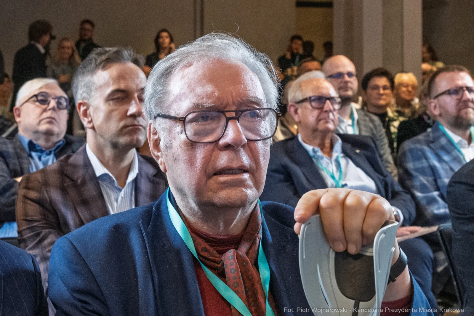 Mężczyzna w okularach, skupiony na wydarzeniu, w tle inni uczestnicy.  Autor: Piotr Wojnarowski