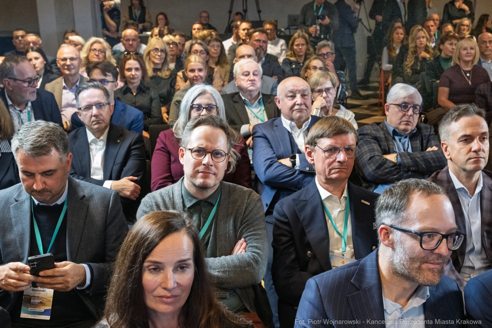 Grupa ludzi siedzących na konferencji, zróżnicowane reakcje i zainteresowanie.  Autor: Piotr Wojnarowski