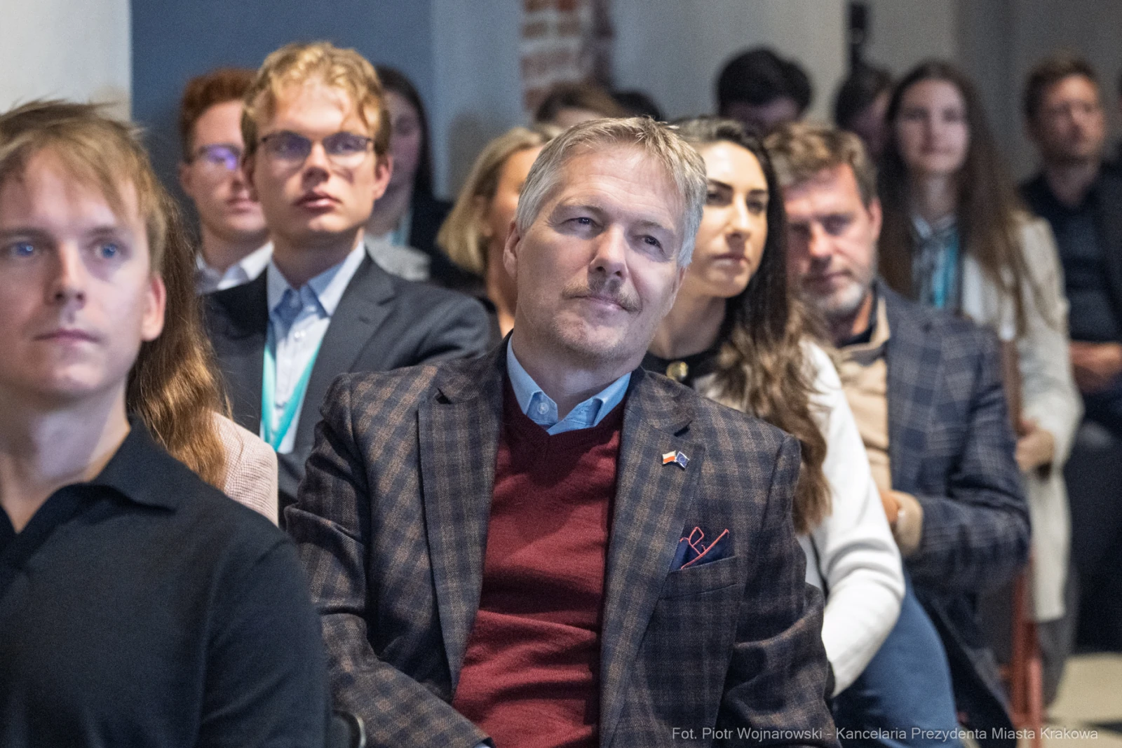 Grupa ludzi na konferencji, skupionych na prelekcji.  Autor: Piotr Wojnarowski