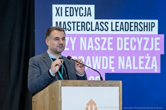 Mężczyzna przemawia na konferencji Masterclass Leadership w Krakowie.