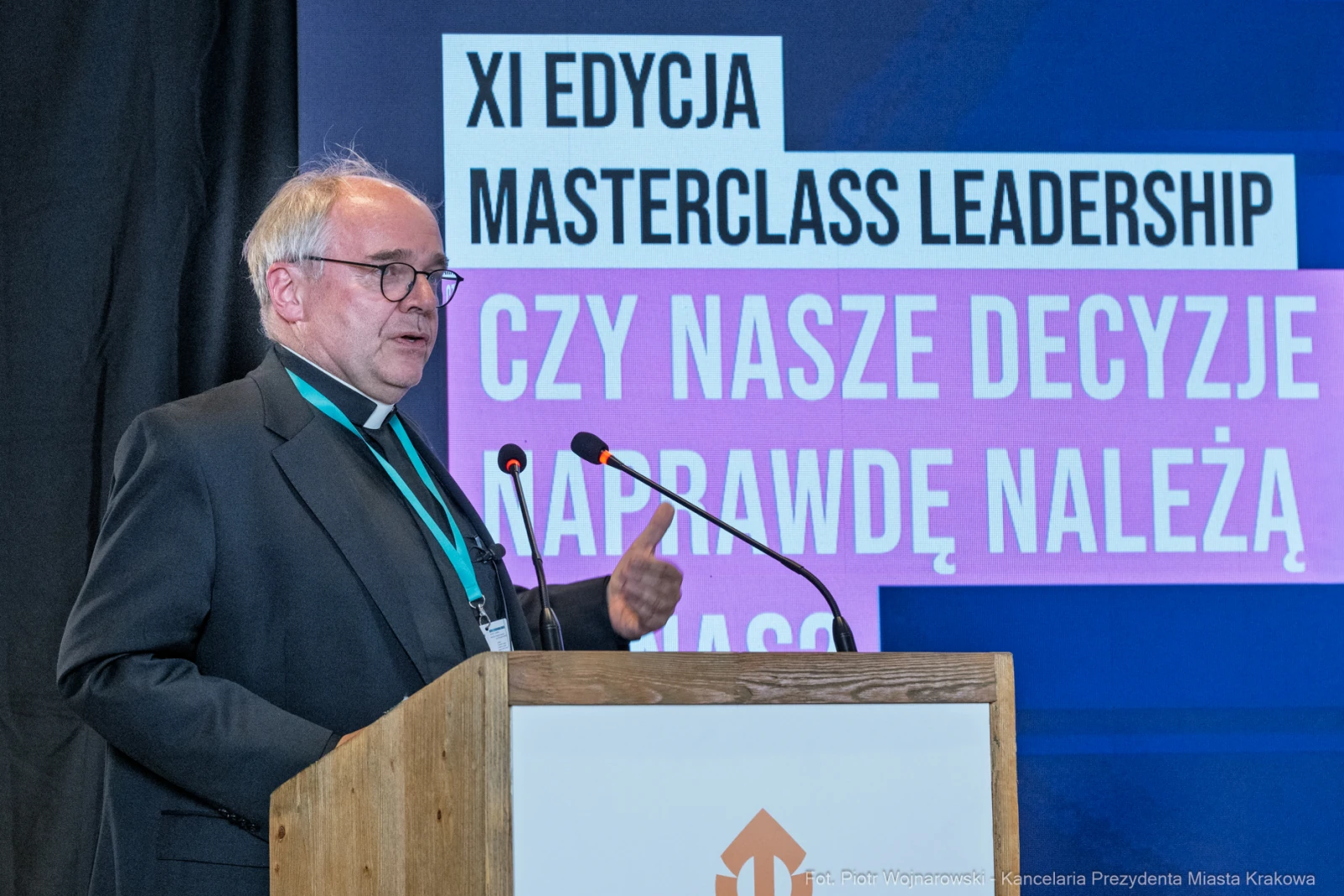 Mężczyzna przemawia na konferencji dotyczącej przywództwa.  Autor: Piotr Wojnarowski