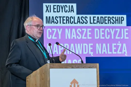 Mężczyzna przemawia na konferencji dotyczącej przywództwa.