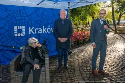 880_006_fot. Piotr Wojnarowski.jpg - Wyjątkowe upamiętnienie na krakowskich Plantach. Odsłonięto ławki Andrzeja Wajdy i Krystyny Zachwatowicz-Wajdy [ZDJĘCIA]
