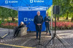 880_008_fot. Piotr Wojnarowski.jpg - Wyjątkowe upamiętnienie na krakowskich Plantach. Odsłonięto ławki Andrzeja Wajdy i Krystyny Zachwatowicz-Wajdy [ZDJĘCIA]