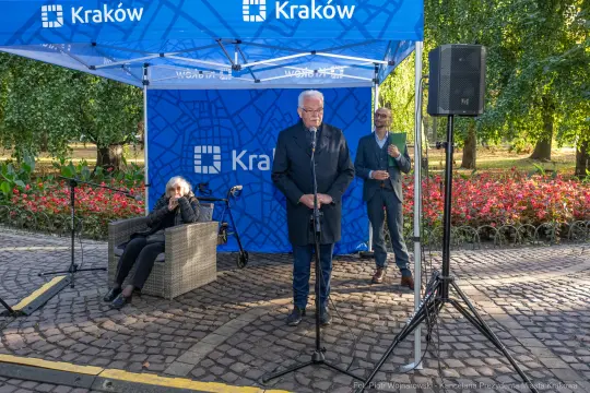 880_008_fot. Piotr Wojnarowski.jpg - Wyjątkowe upamiętnienie na krakowskich Plantach. Odsłonięto ławki Andrzeja Wajdy i Krystyny Zachwatowicz-Wajdy [ZDJĘCIA]