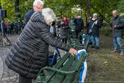 Uroczystość odsłonięcia ławeczki z udziałem mieszkańców i przedstawicieli miasta.